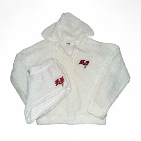 Nfl Apparel Other - Women’s NFL Buccaneers White 2 piece Fleece  Set